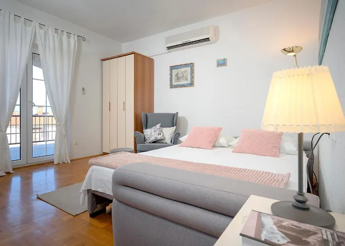 Nela Kalina Jelsa (Hvar)